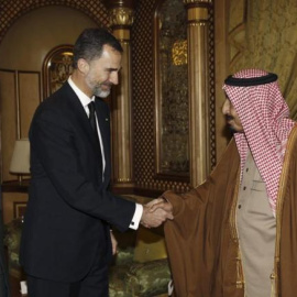 El rey Felipe, junto al ministro de Defensa, Pedro Morenés, saludan al nuevo rey saudí, Salmán bin Abdulaziz. - EFE
