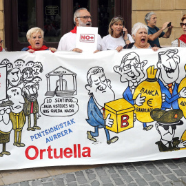 Un grupo de jubilados y pensionistas, integrantes de la "columna del norte", inician en Bilbao antes de salir una marcha hacia Madrid, donde el 15 de octubre se concentrarán junto a pensionistas de toda España en defensa de sus reivindicaci