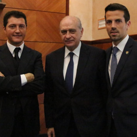 Diego Miranda, con los brazos cruzados, al lado del es el que está a la izquierda del ministro de Interior, Jorge Fernández Díaz.