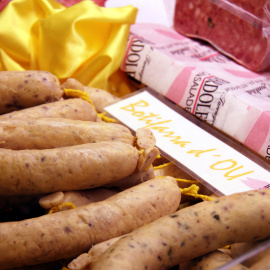 Botifarres d'ou al mostrador de la parada d'un mercat