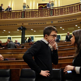 Los diputados de Podemos Iñigo Errejón e Irene Montero conversan en el hemiciclo del Congreso.- EFE