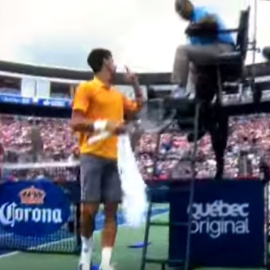 El tenista en el momento en el que se dirige al colegiado para quejarse por el olor a marihuana en la pista