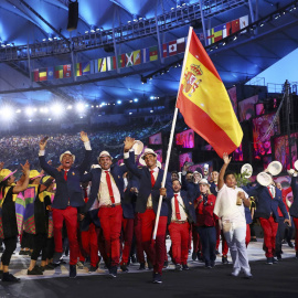 El equipo español, abanderado por el tenista Rafa Nadal durante la ceremonia de inauguración de los Juegos de Río 2016. /REUTERS