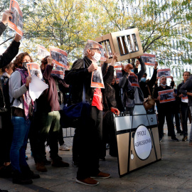 Pla general de persones concentrades en suport al fotoperiodista Albert Garcia.