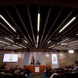 La portavoz del Gobierno, Isabel Celaá y el ministro del Interior, Fernando Grande- Marlaska, durante la rueda de prensa posterior a la reunión del Consejo de Ministros que ha tenido lugar en La Moncloa. EFE/ Angel Diaz