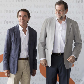 José María Aznar, presidente de honor del PP y presidente de FAES, junto con Mariano Rajoy, presidente del Gobierno./ EUROPA PRESS