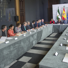 Momento de la firma del convenio entre la presidenta de la Junta y los directores de los medios de comunicación de Andalucía que elimina los anuncios de contacto.