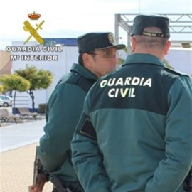 Foto de archivo de dos agentes de la Guardia Civil. / EP