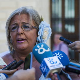 La concejala de Fiesta de Málaga, Teresa Porras, durante la comparecencia ante los periodistas a raíz de sus declaraciones en las que dijo que "el año pasado las niñas iban con las bragas en la mano para que se les secaran". EFE/Jorge Zapat