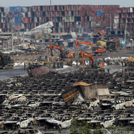 Los equipos de rescate chinos en la zona afectada por la explosión en el puerto de la ciudad industrial de Tianjin. REUTERS/Kim Kyung-Hoon