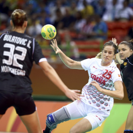 Nerea Peña pelea ante dos jugadoras de Montenegro en el debut del balonmano. /REUTERS