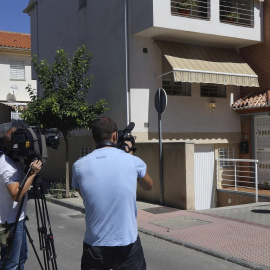 Varios cámaras toman imágenes de la vivienda en el número 1 de la calle Alberto Sola del municipio de Armilla en Granada, donde esta mañana un hombre de 72 años ha matado, supuestamente, a su esposa de 68 cuyo cadáver ha sido encontrado con