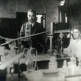 Marie y Pierre Curie con una tercera persona en su laboratorio de París, en 1900. Colección Welcome (CC BY)