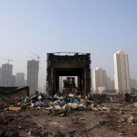 Un edificio dañado cerca del lugar de la detonación, en el nuevo distrito de Binhai. REUTERS