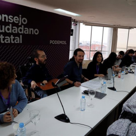 El líder de Podemos, Pablo Iglesias,3i., y el secretario de Organización de Podemos, Pablo Echenique,2i, durante la reunión del Consejo Ciudadano Estatal, que celebra un encuentro "monográfico" para perfilar su estrategia de cara a las elec
