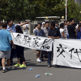 Un policía gesticula mientras trata de evitar que los manifestantes lleguen al hotel de los periodistas al que se dirigían. REUTERS