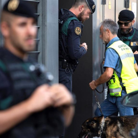 23/09/2019.- Registro que los agentes de la Guardia Civil han llevado a cabo este lunes en la vivienda sita en la calle Antoni Cusido de Sabadell (Barcelona), perteneciente a una de las nueve personas detenidas este lunes en Cataluña, vincu