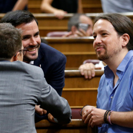 El líder de Podemos, Pablo Iglesias, conversa con el coordinador general de IU, Alberto Garzón, y elnúmero dos de la formación morada, Inigo Errejon, en el Congreso, durante la fallida investidura de Mariano Rajoy. REUTERS/Andrea Comas