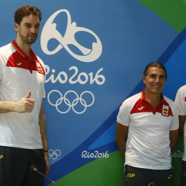 Gasol, Navarro y Scariolo posan en la Villa Olímpica. /EFE