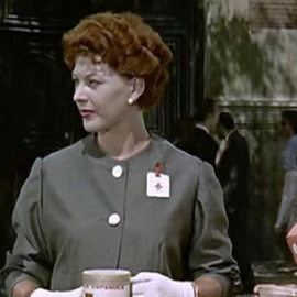 Katia Loritz y Concha Velasco en una imagen de la película 'Las chicas de la Cruz Roja'.