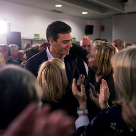 El secretario general del PSOE, Pedro Sánchez, saluda a los militantes a su llegada a una Asamblea Abierta en Córdoba. EFE/RAFA ALCAIDE