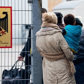 Personas haciendo cola frente a la Oficina Federal de Inmigración y Refugiados (BAMF) en Braunschweig, Alemania. EFE
