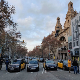 Los taxistas de Barcelona mantienen el paro y el bloqueo de la Gran Via toda la noche