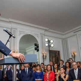 El presidente del Gobierno en funciones, Pedro Sánchez, habla durante un encuentro con la comunidad española en Nueva York, en la residencia del embajador de España ante la ONU. EFE/Miguel Rajmil