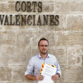 El president d'Esquerra Republicana del País Valencià, Josep Barberà, davant la façana de les Corts Valencianes. Paco Beltrán.