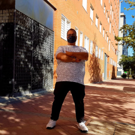 Emilio Antón, en la fachada de su edificio en el Ensanche de Vallecas de Madrid.