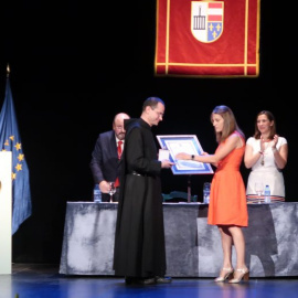 La alcaldesa de San Lorenzo del Escorial entrega la medalla al Prior del Valle de los Caídos. AYUNTAMIENTO SAN LORENZO DEL ESCORIAL