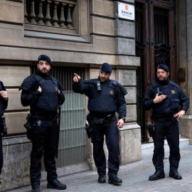 Los Mossos d'Esquadra custodian la sede de Òmnium Cultural en Barcelona. |  QUIQUE GARCÍA (EFE)