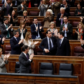La bancada popular aplaude al Portavoz adjunto y secretario general del Grupo Parlamentario Popular, José Antonio Bermúdez de Castro, tras su intervención en el debate sobre la derogación  de la prisión permanente revisable. EFE/Mariscal