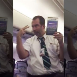 Captura del vídeo con la escenificación del auxiliar de vuelo