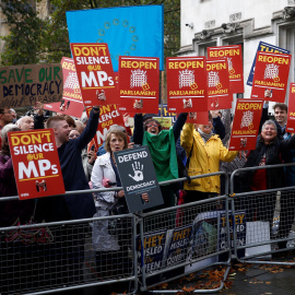 Ciudadanos protestan ante las puertas del Tribunal Supremo británico por la suspensión del Parlamento ordenada por Boris Johnson. /REUTERS