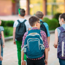Entre el 40 y el 69 % de los adolescentes entre los 13 y los 15 años sufren dolor de espalda. / Adobe Foto Stock