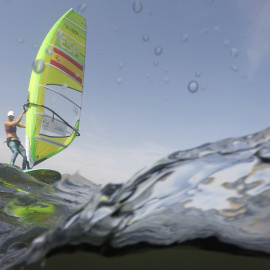 Marina Alabau entrena en las aguas de la Bahía de Guanabara. /REUTERS