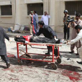 Varias personas socorren a los heridos en un ataque con bomba en un hospital de Quetta (Pakistán).- REUTERS//Naseer Ahmed