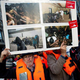 Voluntarios de la ONG Pro Activa Open Arms, durante la manifestación celebrada esta tarde por las calles del centro de Barcelona. (EFE)
