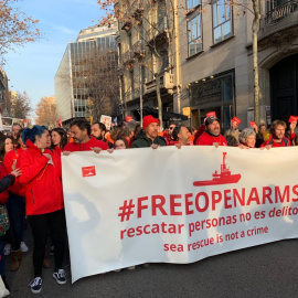 Manifestants de l'organització Open Arms exigeixen que es posi fi a la retenció a Barcelona del seu vaixell. PÚBLIC
