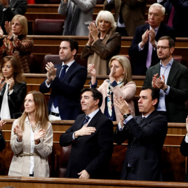 La bancada popular aplaude la presencia en el hemiciclo de Juan Carlos Quer, Juan José Cortés, padres de Diana Quer y Mari Luz Cortés respectivamente, y la presidenta de la Asociación Clara Campoamor, Blanca Estrella, durante el pleno del C
