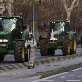 Decenas de agricultores con sus tractores transitan por las calles de Barcelona continúan esta mañana en la Ciudad y se dirigen al Parlament.