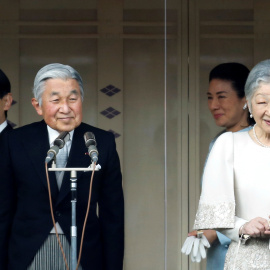 El emperador de Japón Akihito y la emperatriz Michico, con el príncipe heredero Naruhito y la princesa Masako, en una aparición pública en el Palacio Imperial de Tokio con la celebración del nuevo año. REUTERS/Yuya Shino