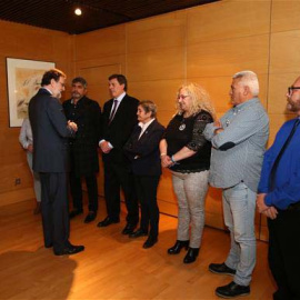 Rajoy saluda a los padres de las víctimas de los casos más crueles. | (GOBIERNO DE ESPAÑA)