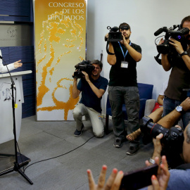 La portavoz adjunta del Grupo Parlamentario Socialista, Meritxell Batet, durante la rueda de prensa que ha ofrecido en el Congreso. EFE/Mariscal
