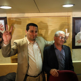 El científico iraní Shahram Amiri, junto a su padre, en una foto del archivo de julio de 2010 en el Aeropuerto de Teherán, tras reaparecer después de, según dijo, haber sido secuestrado por los serivcios secretos de EEUU. AFP / Atta Kenare