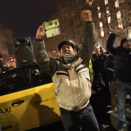 Els taxistes van decidir mantenir la vaga en assemblea. EFE / MARTA PÉREZ