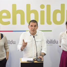 El candidato de EH Bildu a lehendakari, Arnaldo Otegi, presenta a los medios a la cabeza de lista por Bizkaia de la coalición soberanista a las elecciones vascas del 25-S, Jasone Agirre (d), hasta ahora periodista de la televisión pública v