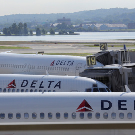 Varios aviones de la aerolínea estadounidense Delta en el aeropuerto Schiphol, en el Aeropuerto Nacional Ronald Reagan, de Washington. REUTERS/Joshua Roberts