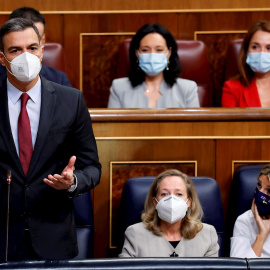 13/10/2021.- El presidente del Gobierno, Pedro Sánchez, responde durante la sesión de control al Gobierno celebrada este miércoles en el Congreso de los Diputados. EFE/Chema Moya